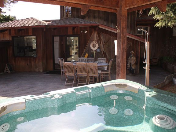 Deck-and-hot-tub